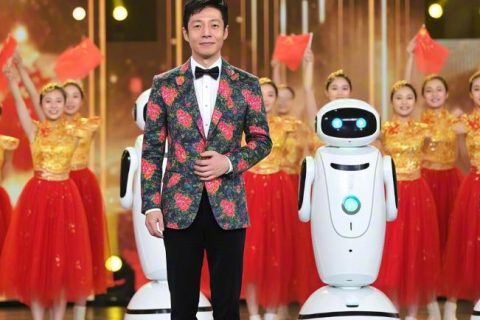 撒贝宁穿花袄cos春晚机器人：一场科技与艺术的跨界盛宴