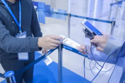 展会报名小程序开发多少钱？报名、票证、签到与数据统计如何分档报价？