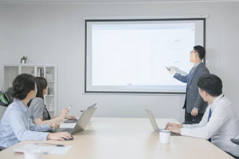 软件系统上线培训与现场实施要多少钱？培训场次、数据初始化和驻场天数如何计费？